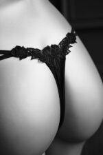 String sexy noir